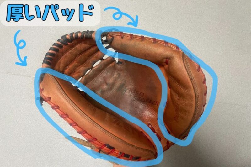 キャッチャーミットの特徴②：厚いパッドの画像