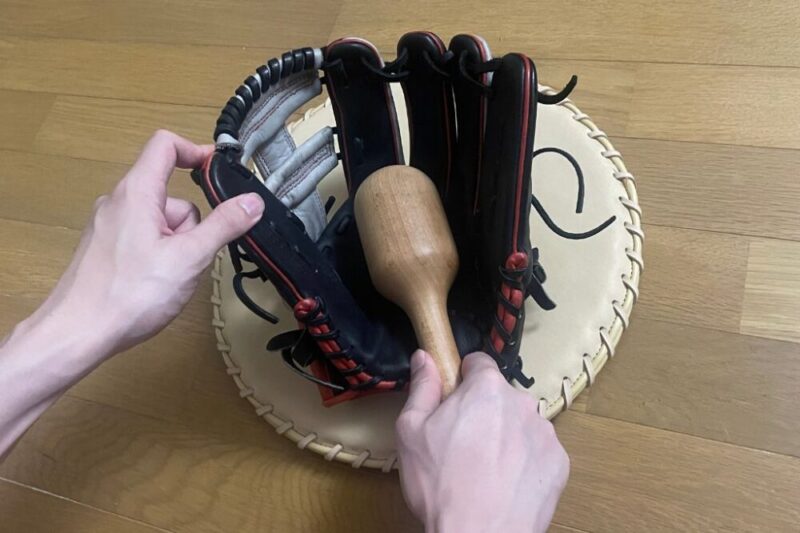 グラブ型付けマットを実際に使用している写真