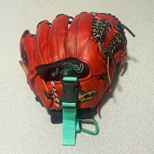 小型のグローブに取り付けた様子