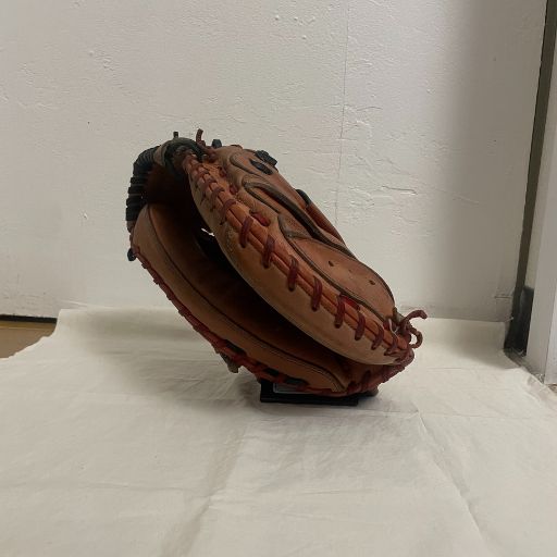ZETT グラブスタンド（BST2）でキャッチャーミットを飾った様子