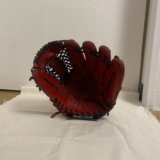 ZETT グラブスタンド（BST2）でグローブ を飾った様子