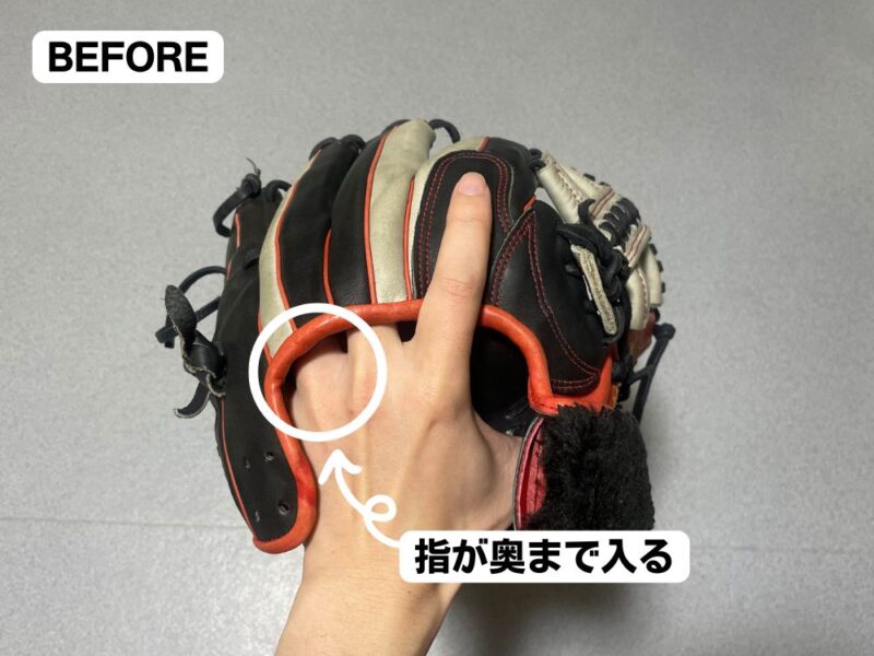 薬指リングがないとグローブに指が奥まではいいている様子