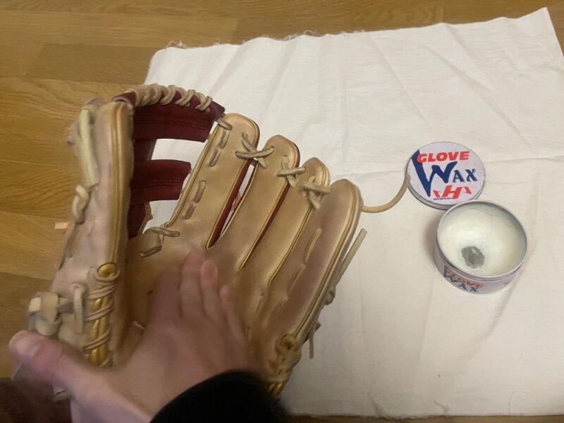使い方②：ハタケヤマWAX-1を捕球面に塗る