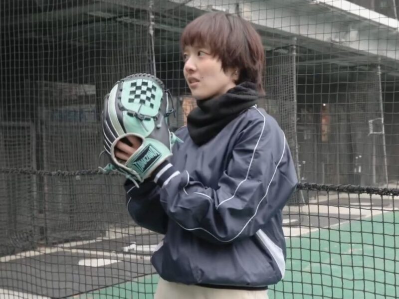 TAMAZAWAのグローブでピッチングする写真